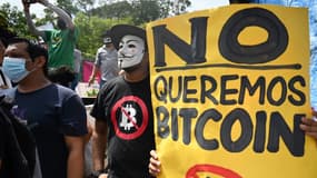 Des manifestants opposés à l'autorisation du bitcoin comme monnaie légale au Salvador, le 1er septembre 2021 à San Salvador.