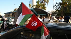 Des Tunisiens se rassemblent à un point de rencontre à Tunis le 9 juin 2025, avant le départ d'un convoi terrestre baptisé Soumoud ("résistance") pour briser le siège de Gaza.