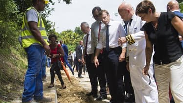 Emmanuel Macron, François de Rugy et Annick Girardin sur un site de reconstruction en Guadeloupe, lors de leur séjour aux Antilles françaises.