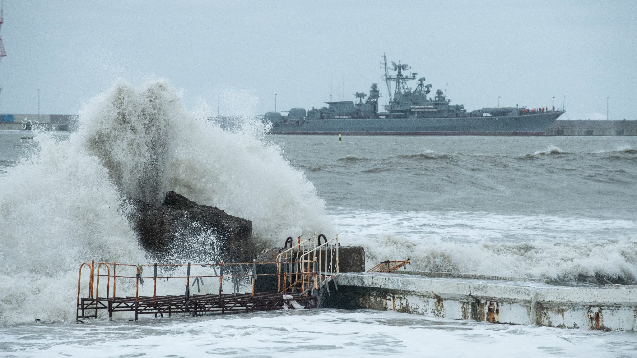 Un navire de guerre est vu à quai dans le port de Sochi, ville balnéaire de la mer Noire, pendant une tempête, le 27 novembre 2023.