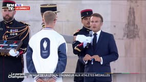 Parade des JO: Emmanuel Macron remet les insignes de chevalier de l'Ordre National du Mérite à Félix Lebrun