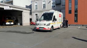 Les sapeurs-pompiers lillois testent une ambulance 100% électrique.