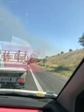 Voiture en feu sur l'A54 - Témoins BFMTV