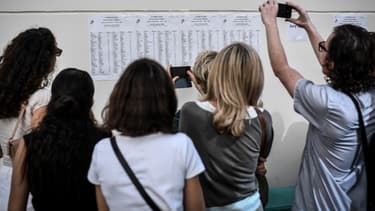 Des lycéens devant les résultats du bac au lycée Fresnel à Paris le 5 juillet 2019 (photo d'illustration)