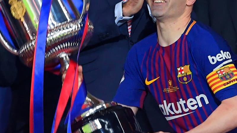 Iniesta soulève la Coupe du Roi