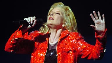 La chanteuse Sylvie Vartan sur la scène du Palais des Congrès, le 29 septembre 2004 à Paris