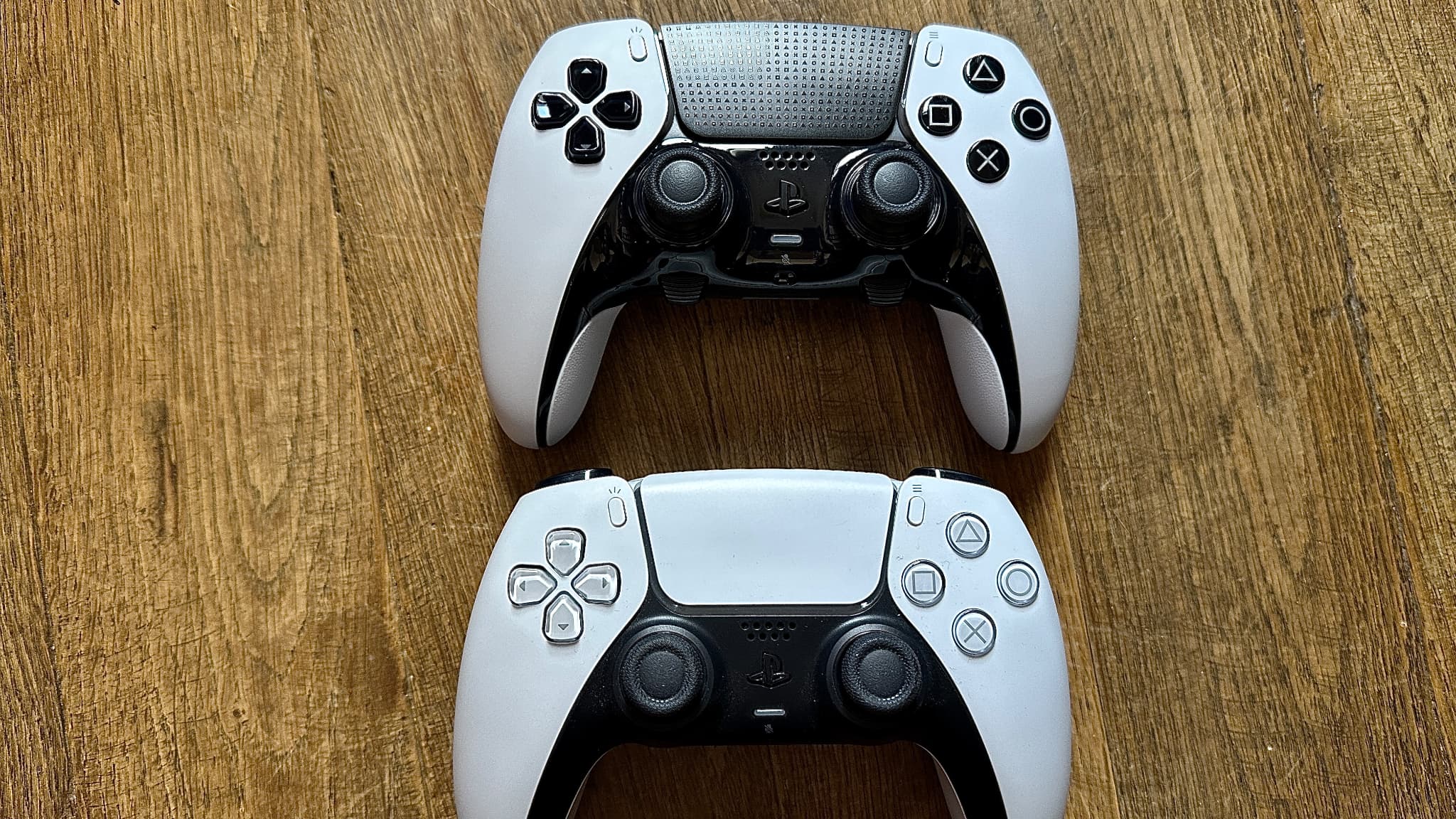 En haut, la DualSenes Edge - En bas, la DualSense fournie avec la PS5
