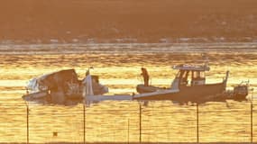 Des bateaux de sauvetage fouillent les eaux de la rivière Potomac après qu'un avion et un hélicoptère sont entrés en collision, près de Washington, DC, le 30 janvier 2025.