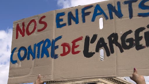 Plusieurs pancartes dénonçant des clichés ont été brandis par des Roms place de la République.