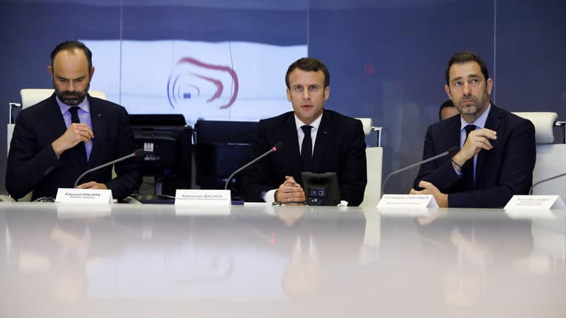 Emmanuel Macron et Christophe Castaner lors de la réunion de crise organisée ce samedi soir à Paris.