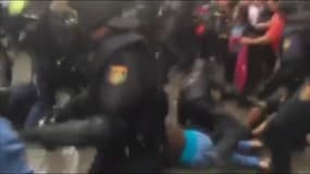 Rédérendum en Catalogne : la violente opération de police pour empêcher l'accès à un bureau de vote à Barcelone