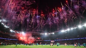 Un feu d'artifice au Parc des Princes après PSG-Arsenal, le 7 mai 2025
