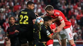 Jan Vertonghen au duel avec Sebastien Haller lors de Benfica-Ajax, à Lisbonne le 23 février 2022