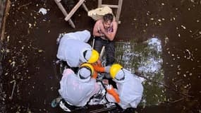 Photographie prise et fournie par la police de Badung à Bali le 6 juin 2020 montrant le sauvetage d'un Britannique qui était tombé dans un réservoir où il était resté bloqué durant six jours