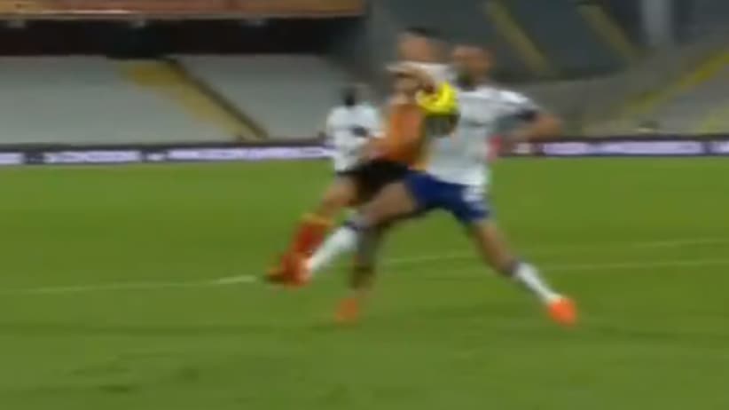 La main de Yunis Abdelhamid après la déviation de Florian Sotoca
