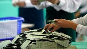 Dépouillement des bulletins de vote à Rangoun. Deux partis très proches de l'armée devraient remporter les législatives organisées dimanche par la junte en Birmanie dans un climat de morosité et qui ont tourné selon les capitales occidentales au simulacre