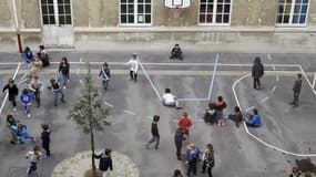 Des enfants jouent dans une cour de récréation (image d'illustration)