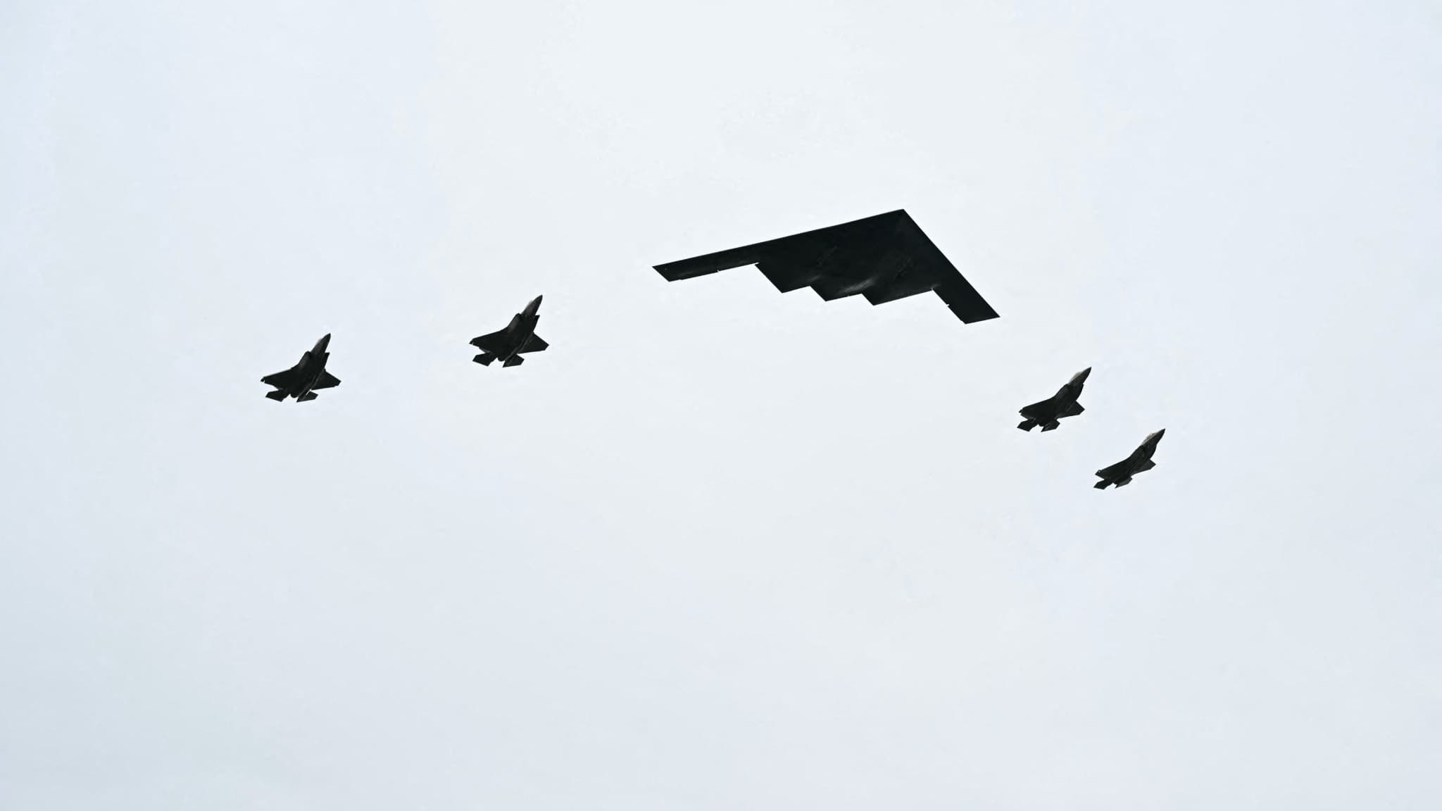 A Bombardier B-2 plane and four F-35 combat planes flew over the asphalt of the Elmendorf-Richardson military base on August 15, 2025 during the meeting between Donald Trump and Vladimir Putin. 