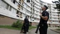 Des policiers surveillent un immeuble à Sevran, en Seine-Saint-Denis