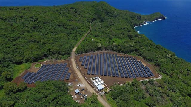 L'île Ta'u située dans les Samoa américaines a délaissé le fioul et privilégie désormais l'énergie solaire pour produire son électricité.
