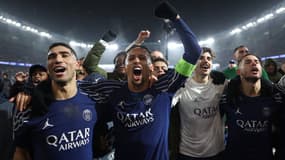 Hakimi, Marquinhos et les Parisiens fêtent leur victoire face à City en Ligue des champions le 22 janvier 2025 au Parc des Princes 