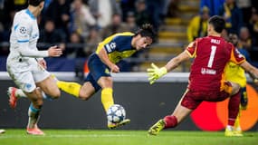 Kevin Mac Allister trompe Geronimo Rulli mais son but sera annulé pour un hors-jeu d'un millimètre lors de l'Union Saint-Gilloise-OM (2-3, Ligue des champions), le 9 décembre 2025