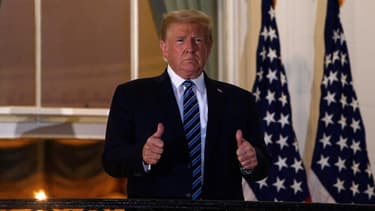 Donald Trump lève les pouces à son arrivée à la Maison Blanche, après avoir quitté l'hôpital Walter Reed