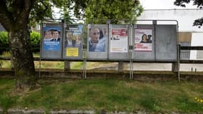 Des panneaux électoraux à Callac, dans les Côtes-d'Armor, le 27 juin 2024