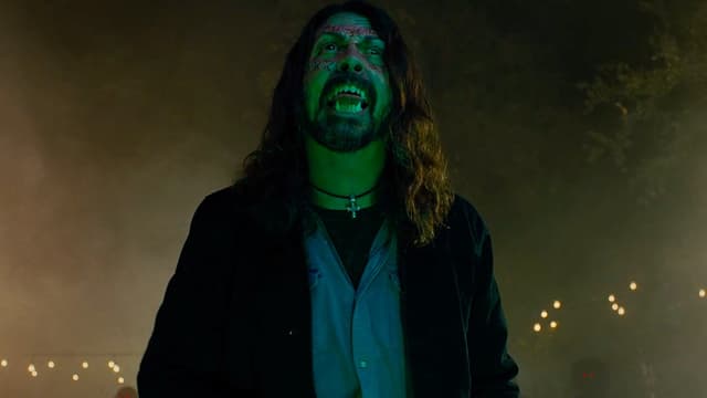 Dave Grohl  dans la bande-annonce du film d'horreur "Studio 666"