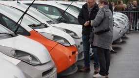La vente avait commencé ce samedi 10 novembre à 10 heures avec 200 personnes qui attendaient. En fin de matinée, les 50 voitures électriques Autolib présentées étaient vendues.
