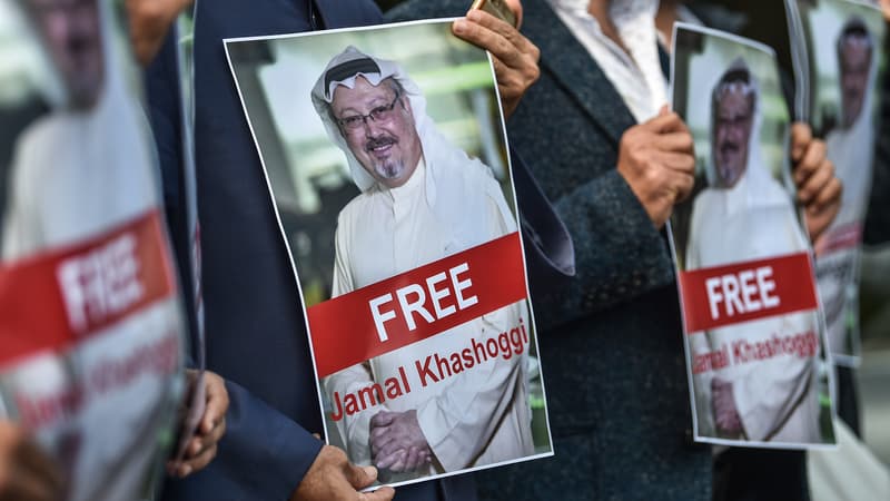 Des portraits de Jamal Khashoogi sont brandis devant le consulat d'Arabie saoudite à Istanbul, le 5 octobre 2018, lors d'une manifestation. 
