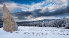 Un cimetière et un monument commémoratif à côté du camp de concentrations de Natzweiler-Struthof - Image d'illustration 