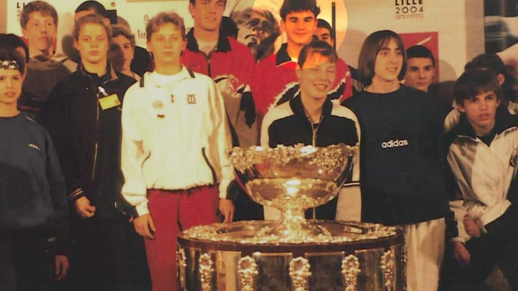 Clin d'oeil de l'histoire : en 1997, Roger Federer avait pu approcher le Saladier d'Argent alors détenu par... la France ! Clin d'oeil de l'histoire : en 1997, Roger Federer avait pu approcher le Saladier d'Argent alors détenu par... la France !