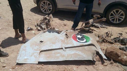 Des débris d'un avion de chasse qui s'est écrasé à Benghazi, en Libye, le 29 juillet 2014.