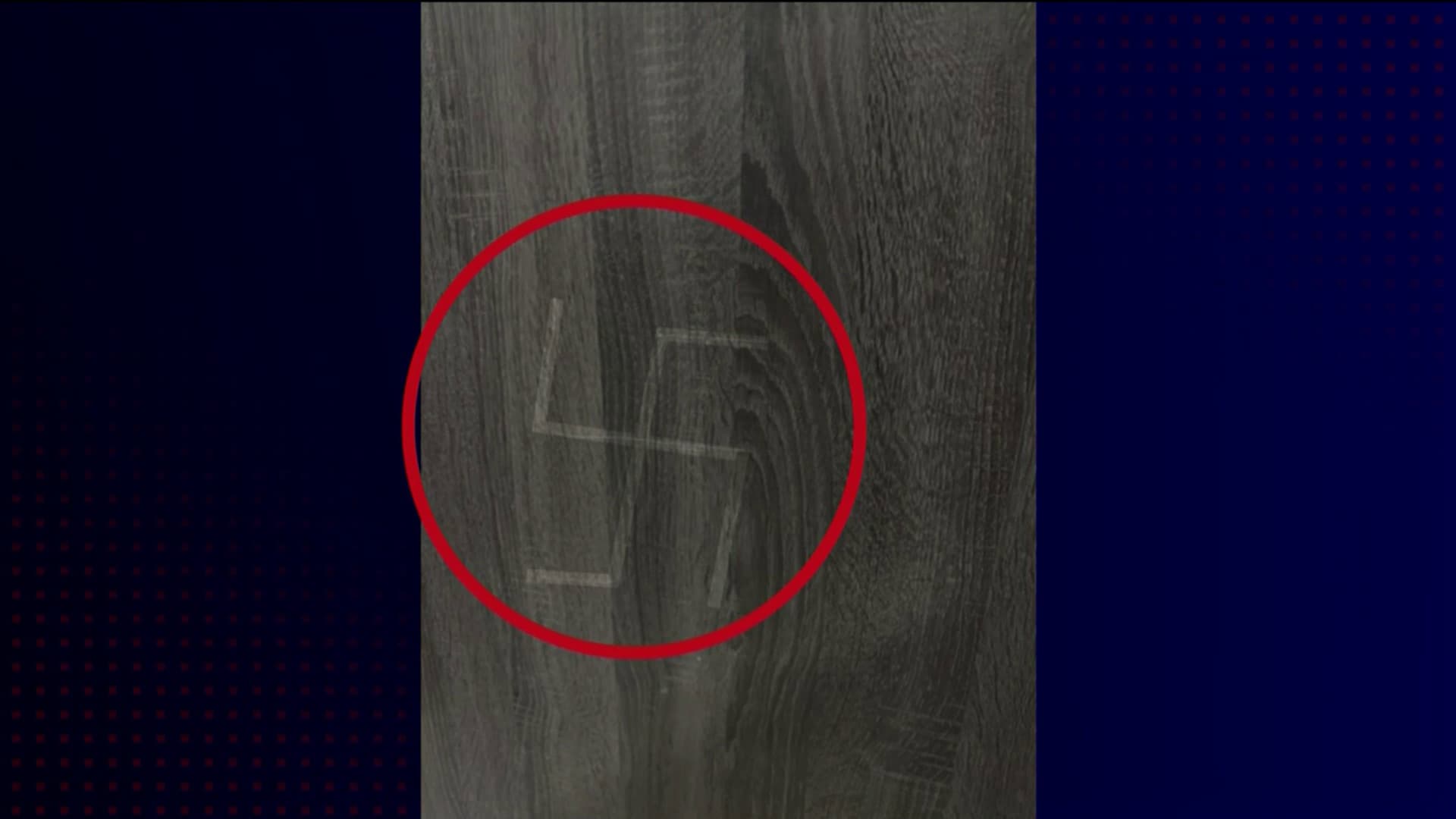 Une croix gammée a été découverte sur la porte de l'appartement d'une femme juive lyonnaise après son agression. Une croix gammée a été découverte sur la porte de l'appartement d'une femme juive lyonnaise après son agression.