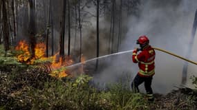 Un pompier tente de maîtriser le feu à Espite en Espagne le 13 juillet 2022