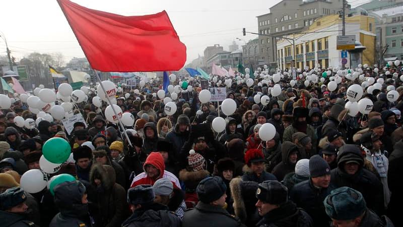 Manifestation de plusieurs dizaines de milliers de personnes à Moscou qui réclament des élections équitables et davantage de libertés politiques à un mois du premier tour de la présidentielle que Vladimir Poutine aborde en grand favori. /Photo prise le 4