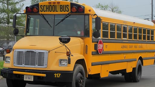 C'est dans un bus scolaire que l'homme est entré et a emmené un enfant de six ans, qu'il retient depuis en otage.