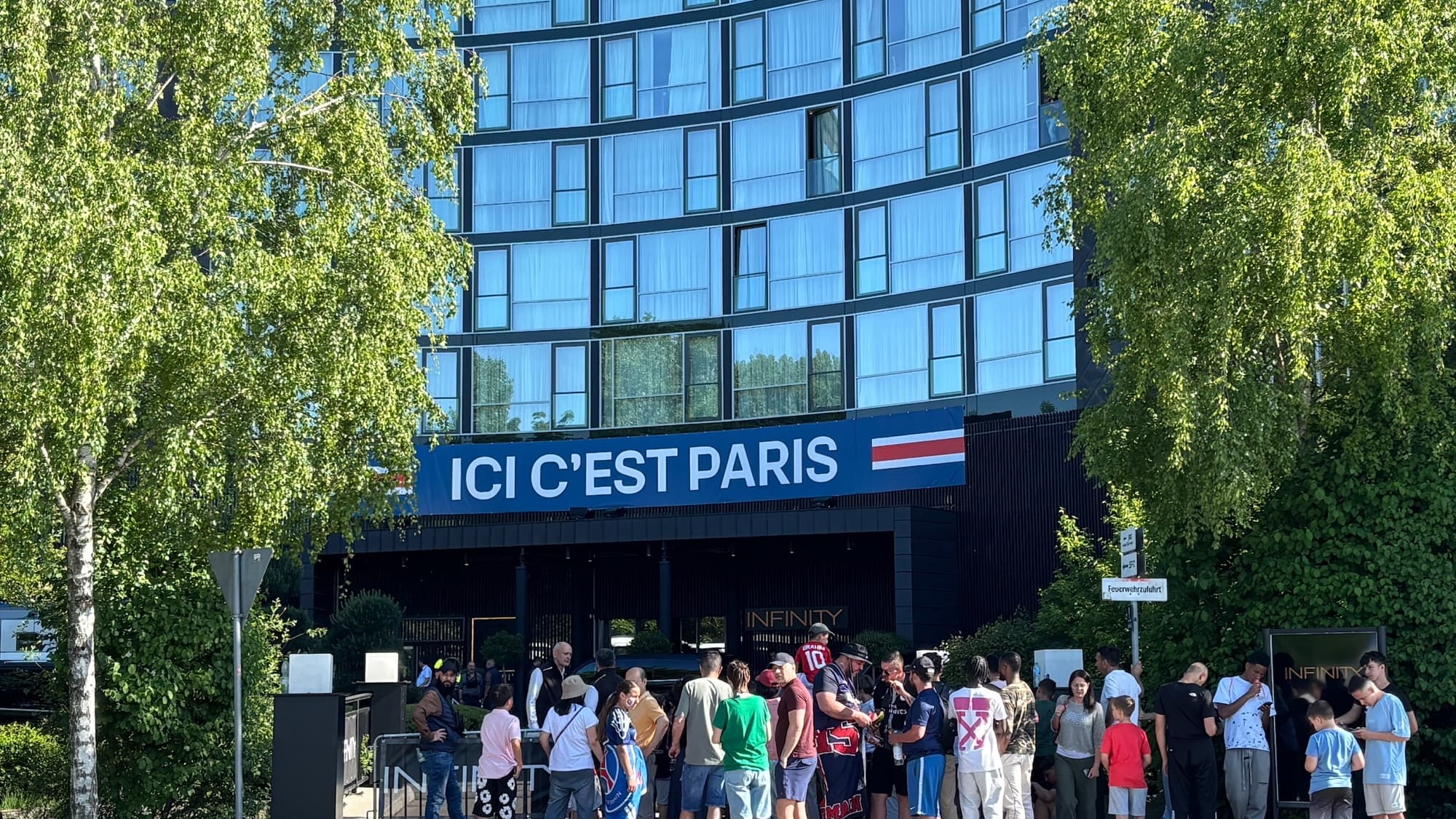 Les supporters parisiens s'amassent devant l'hôtel Infinity de Munich où logent les hommes de Luis Enrique