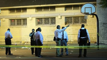La police sur les lieux de la fusillade, dans la nuit de jeudi à vendredi, à Chicago.