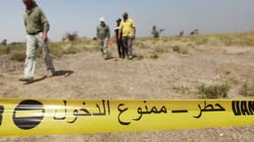 Des employés d'une ONG irakienne visitent le site du massacre de Tikrit, auquel Ahmed H. est soupçonné d'avoir participé, le 9 avril 2015 en Irak.