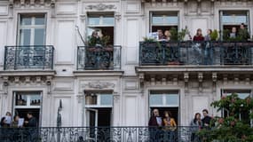 Des voisins à leur balcon le 1er mai 2020 à Paris (photo d'illustration)