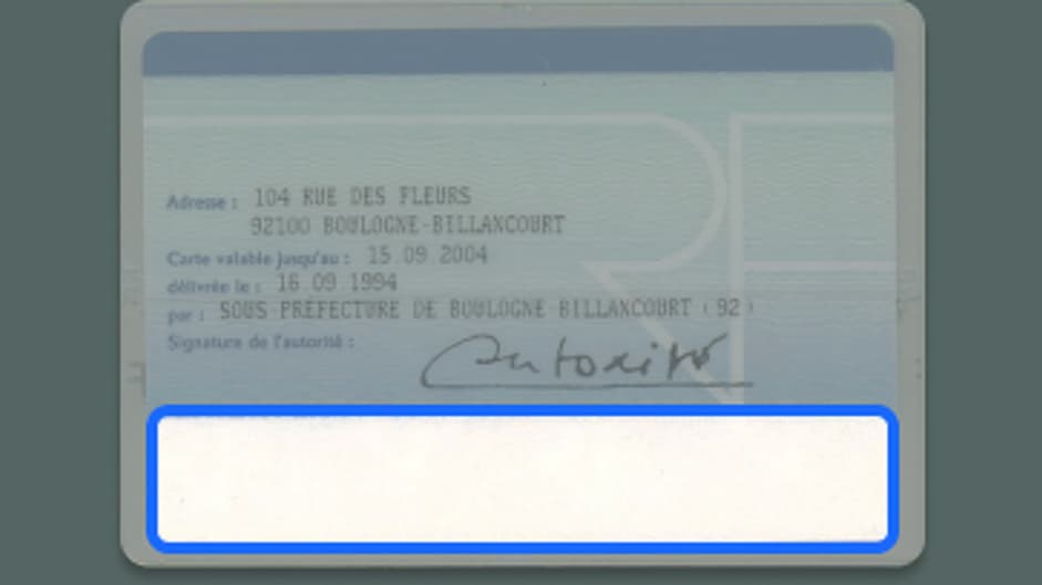 Il faudra ensuite incliner la carte d'identité pour faire apparaître l'hologramme en bas de la face arrière. Il faudra ensuite incliner la carte d'identité pour faire apparaître l'hologramme en bas de la face arrière.