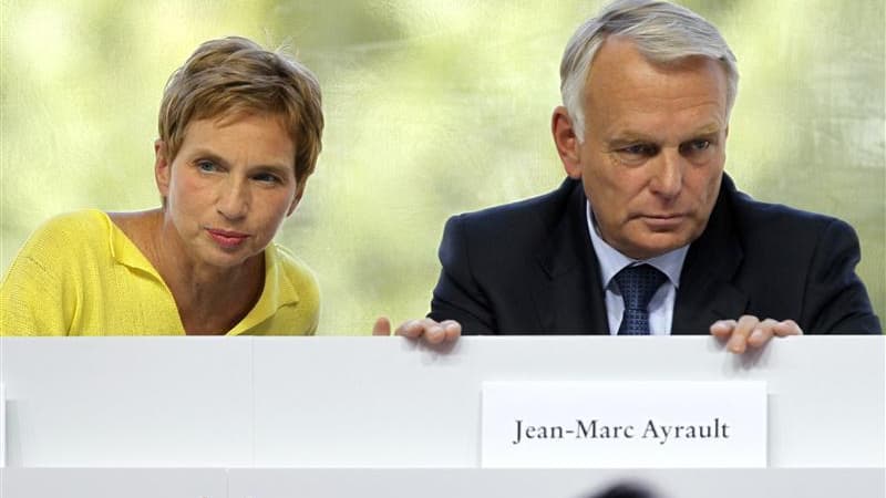 Laurence Parisot et Jean-Marc Ayrault. Le bras de fer entre le patronat et le gouvernement se poursuit sur le thème de la compétitivité, Laurence Parisot, la présidente du Medef, évoquant une "immense déception" voire une "catastrophe". /Photo prise le 29