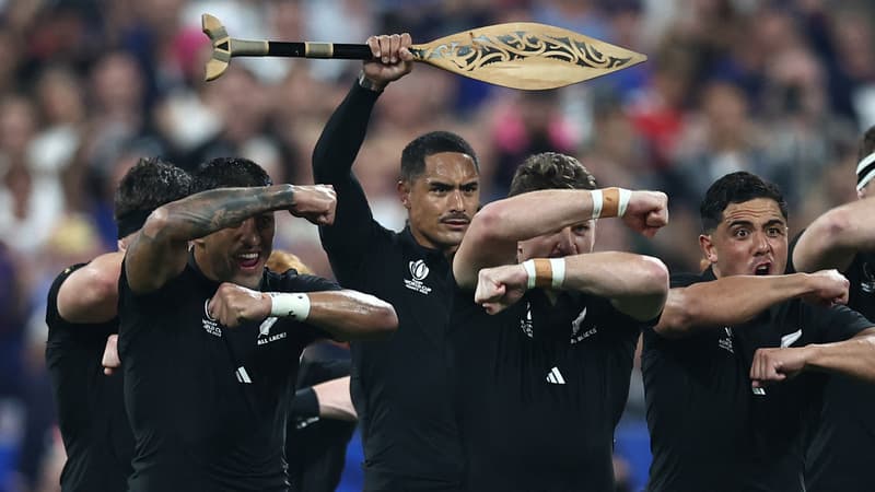 La pagaie d'Aaron Smith lors du haka des All Blacks avant France vs Nouvelle-Zélande, match d'ouverture de la Coupe du monde de rugby 2023