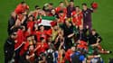 Les joueurs du Maroc avec un drapeau Palestine après le match contre l'Espagne au Mondial 2022