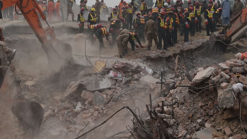 Les secours pakistanais recherchent des victimes dans les décombres d'une usine dans les environs de Lahore, vendredi 6 novembre 2015.
