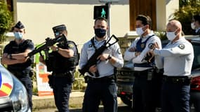 Des policiers bloquent une rue de Rambouillet (France) après le meurtre d'une fonctionnaire de police le 23 avril 2021