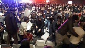 Capture d'écran de l'AFPTV montrant des incidents avec des militants de SOS Racisme pris à partie par des sympathisants d'Eric Zemmour, le 5 décembre 2021 à Villepinte 