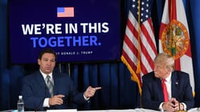 Le gouverneur de Floride Ron DeSantis (gauche) et Donald Trump, alors président des États-Unis, tiennent une table ronde sur le COVID-19 et la préparation aux tempêtes en Floride, le 31 juillet 2020.
